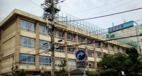 小学校　新宿区立戸塚第二小学校（小学校）まで256m