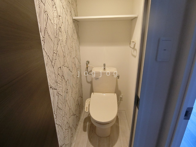 トイレ　嬉しい温水洗浄便座付きのトイレです。