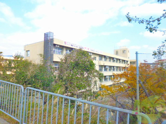 中学校　第六中学校（中学校）まで824m