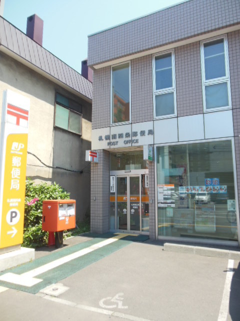郵便局　札幌南四条郵便局（郵便局）まで442m