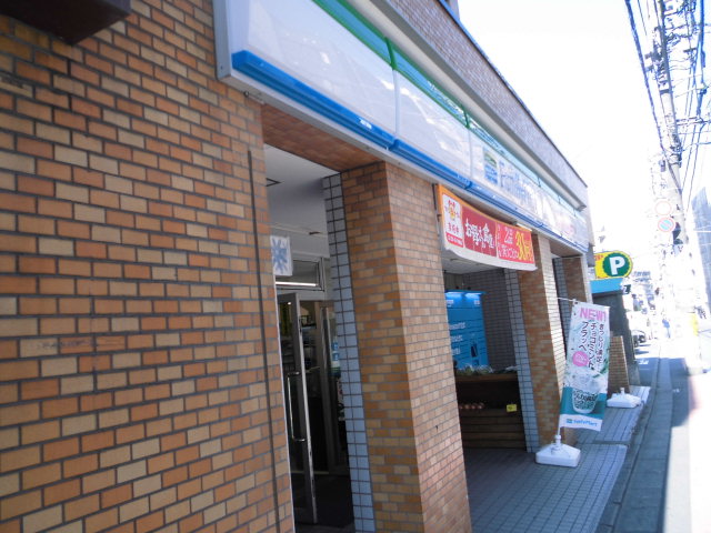 コンビニ　ファミリーマート千歳烏山店（コンビニ）まで214m