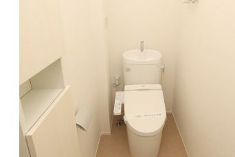 トイレ　落ち着いた色調のトイレです