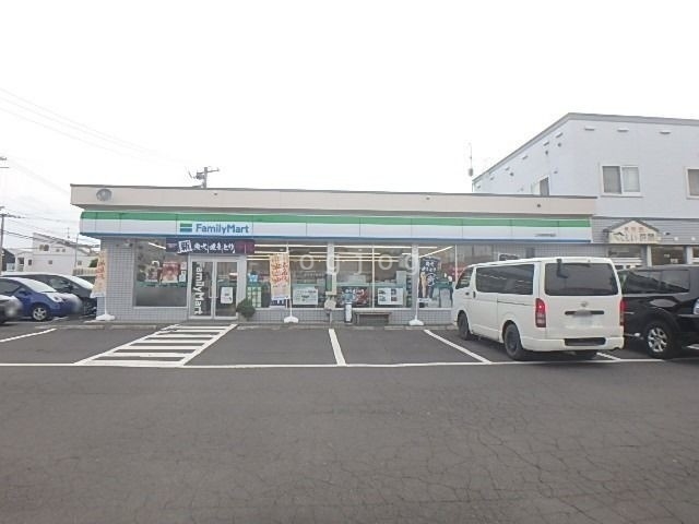 コンビニ　ファミリーマート江別野幌若葉店（コンビニ）まで876m
