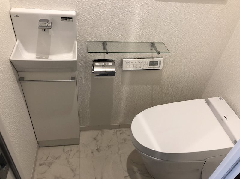 トイレ　人感センサー付きの最新トイレです★
