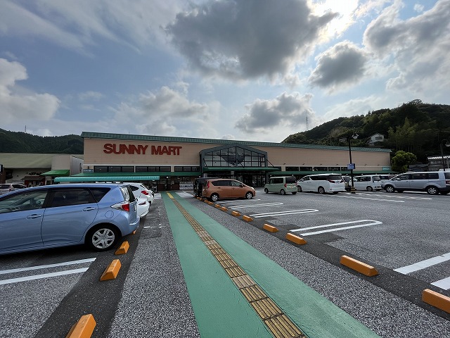 スーパー　サニーマート 六泉寺（スーパー）まで282m