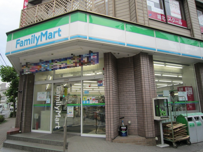 コンビニ　ファミリーマート（コンビニ）まで82m