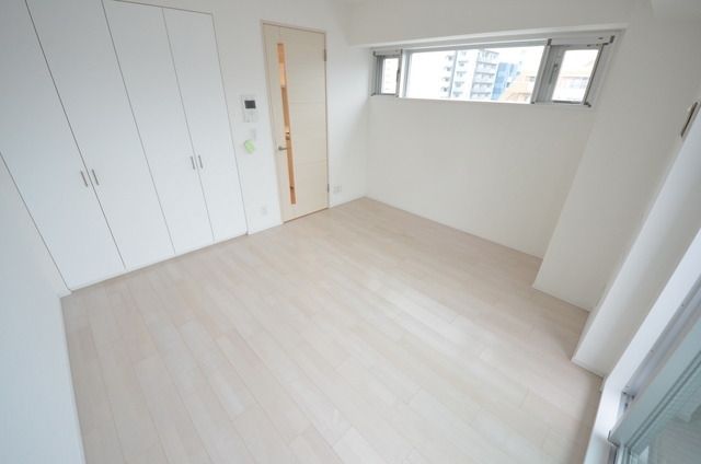 居室・リビング　☆二面採光の風通しの良いお部屋です☆