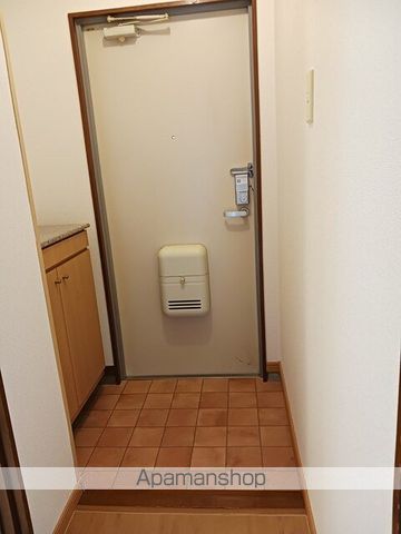 ＪＲ紀勢本線 黒江駅 バス乗車時間：10分 最寄りバス停で下車 徒歩3分 3階建 築34年の玄関写真