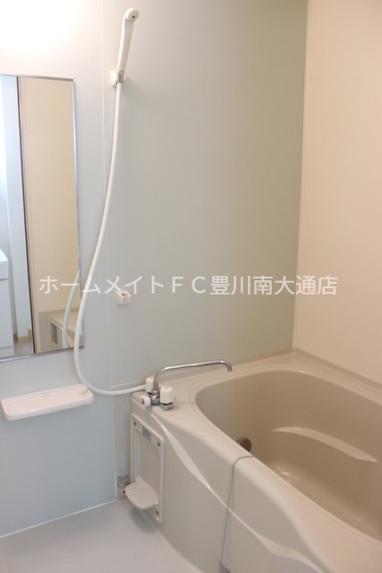 バス・シャワールーム　同型別部屋写真（反転）