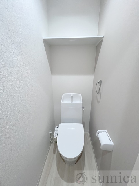 トイレ　人気アイテムの温水洗浄便座。清潔感のあるトイレです。