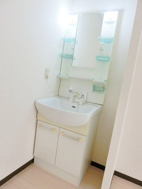 洗面設備　綺麗なシャンプードレッサー完備