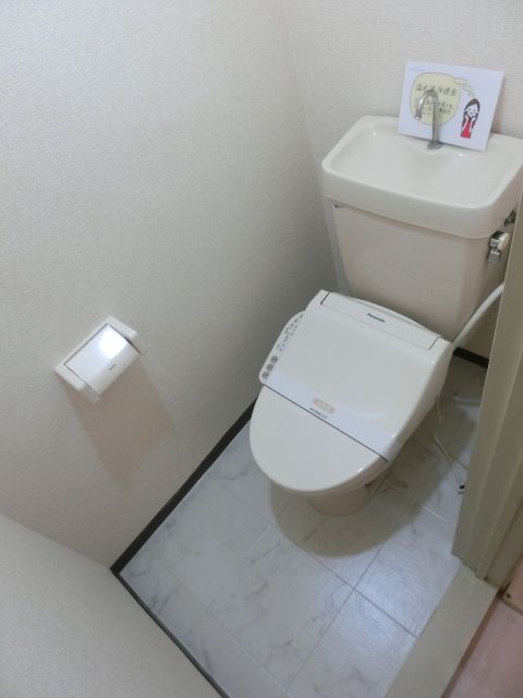 トイレ　温水洗浄便座機能付きトイレです