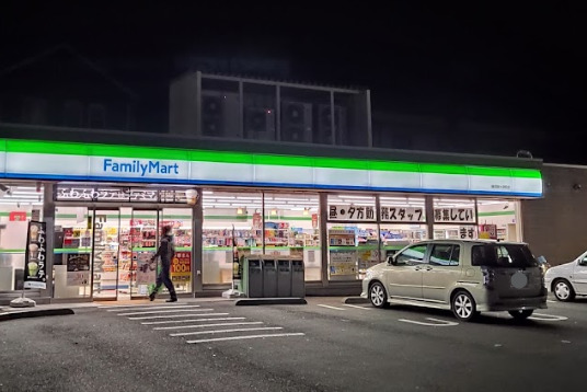 コンビニ　ファミリーマート　横須賀大津町店（コンビニ）まで1135m