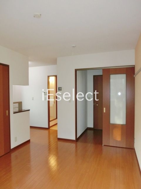 居室・リビング　バルコニー側から見たお部屋。