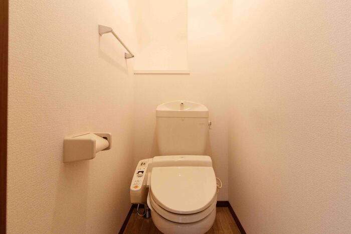 トイレ　落ち着いた色調のトイレです