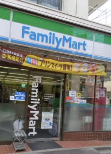 コンビニ　ファミリーマート赤羽平和通り店（コンビニ）まで108m