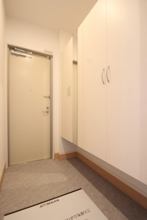 玄関　写真は同型物件です。
