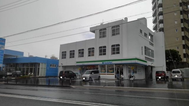 コンビニ　ファミリーマート南風原宮平店（コンビニ）まで460m