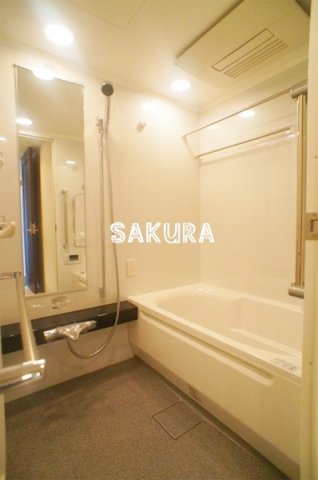 バス・シャワールーム　嬉しい追い焚き・浴室乾燥機付きです♪