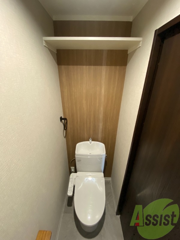 トイレ　トイレは温水洗浄便座付きで上部には収納スペースも！
