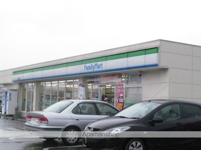 コンビニ　ファミリーマート（コンビニ）まで526m