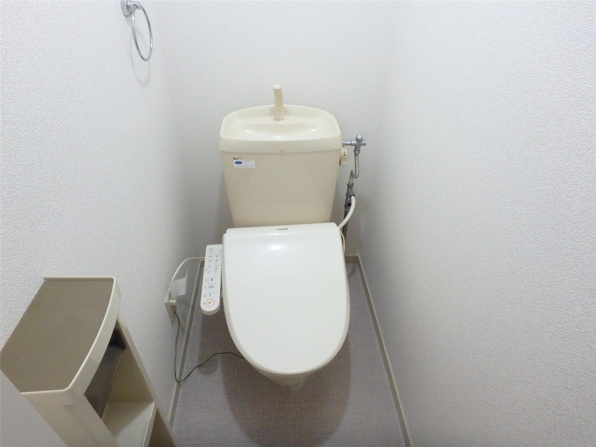 トイレ　温水洗浄便座付きのトイレです(別室参考写真)