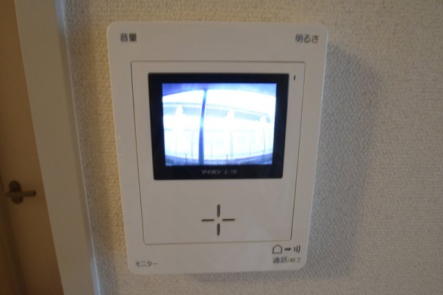 セキュリティ　モニター付ドアホン来訪者をモニターで確認できます。
