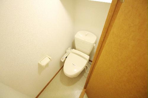 トイレ　温水洗浄便座付きになっています。