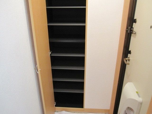 玄関　★玄関に下駄箱が大きく収納も大きいです★