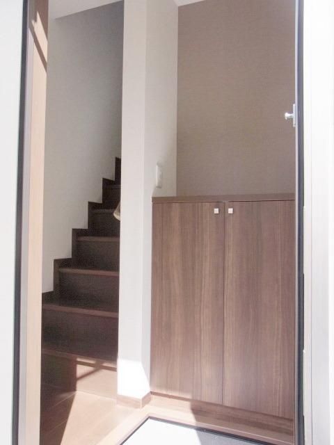 玄関　★1階が玄関・2階が居室、安心の内階段タイプ★