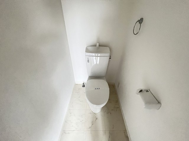 トイレ　落ち着いた色調のトイレです