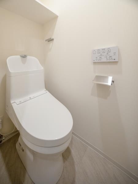 トイレ　落ち着いた色調のトイレです
