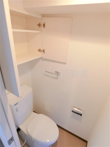 トイレ　吊り戸棚付きのトイレ