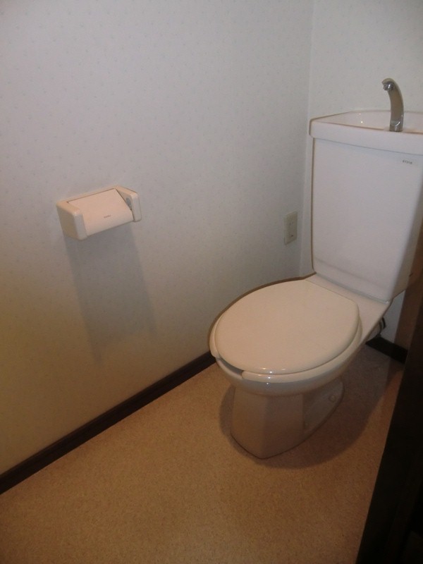 トイレ　落ち着いた色調のトイレです