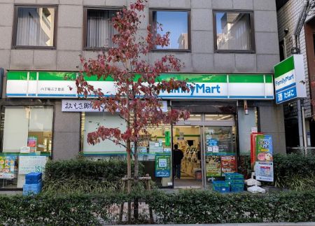 コンビニ　ファミリーマート八丁堀二丁目店（コンビニ）まで24m