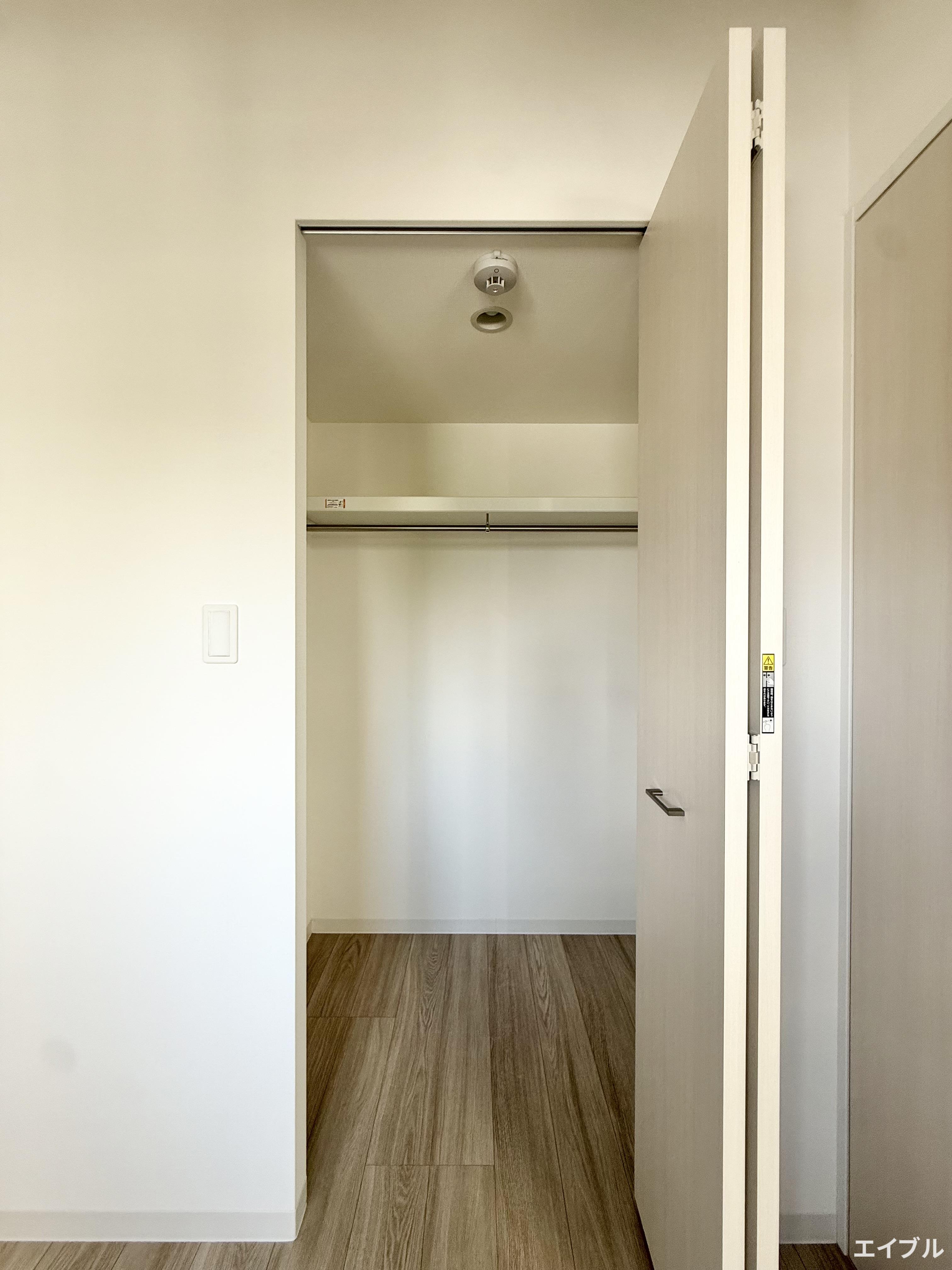 収納　建築中。写真はモデルル－ム