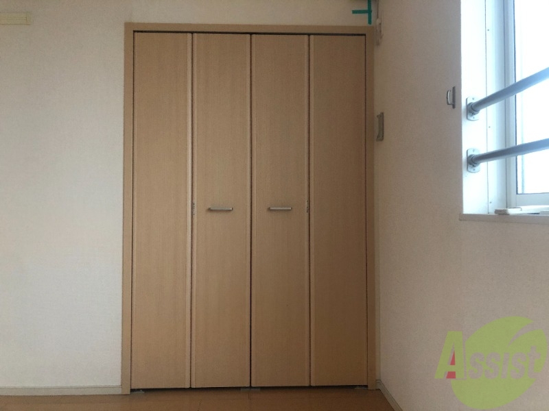 収納　洋室にあるクローゼットです。両開きになっています。