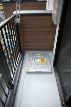 バルコニー　天気のいい日の洗濯はこちらで