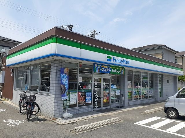コンビニ　ファミリーマート様（コンビニ）まで206m