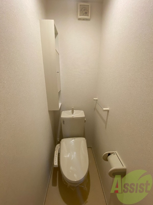 トイレ　トイレは温水洗浄便座付きで上部には収納スペースも！