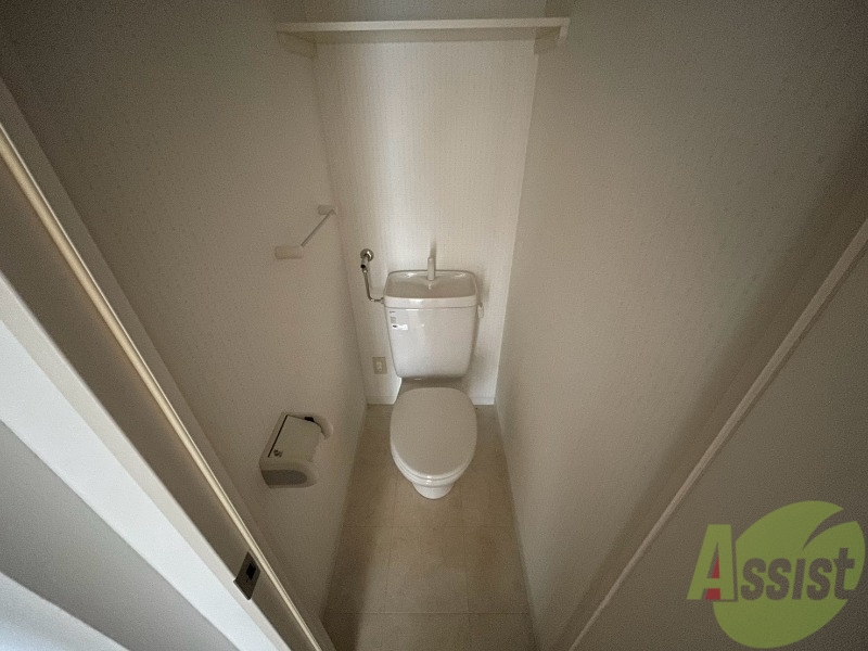 トイレ　トイレです。タオル掛けもついて便利ですね