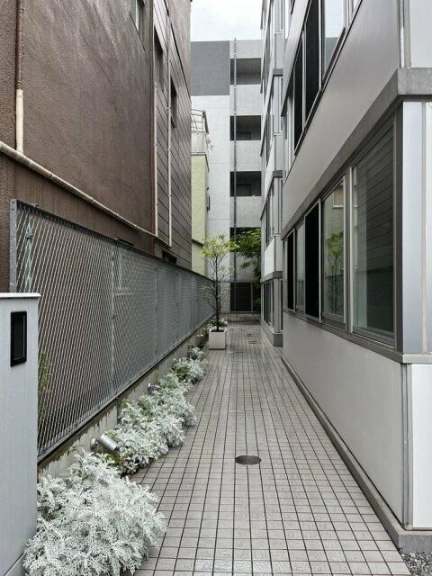 エントランス　落ち着いたエントランスです