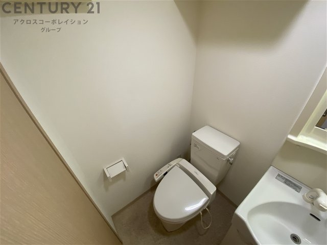 トイレ　温水洗浄便座付きのトイレです♪