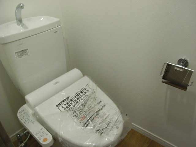 トイレ　落ち着いた色調のトイレです