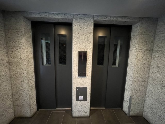 ロビー　エレベーター２基