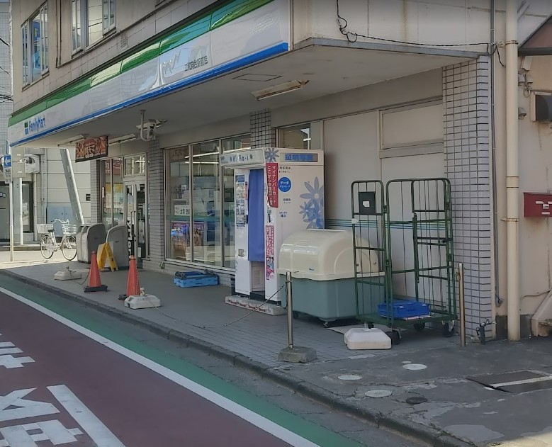 コンビニ　ファミリーマート 二和向台駅前店（コンビニ）まで610m