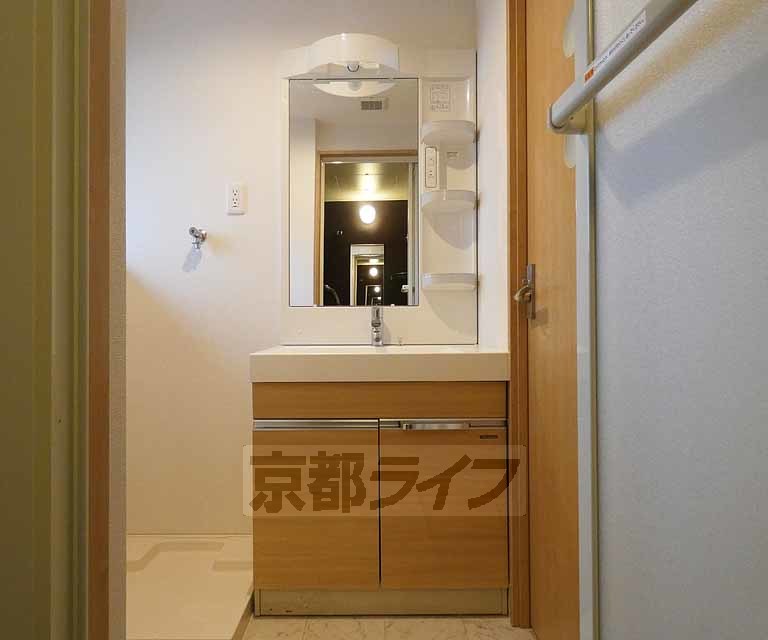 洗面設備　綺麗な洗面台です。