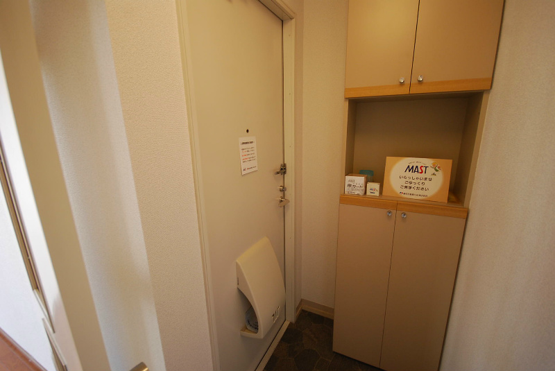 玄関　※退去前のため、別号室参考写真