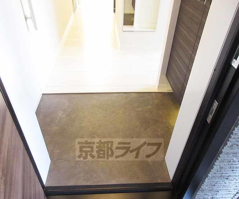地下鉄東西線 御陵駅 徒歩6分 3階建 築5年の玄関写真