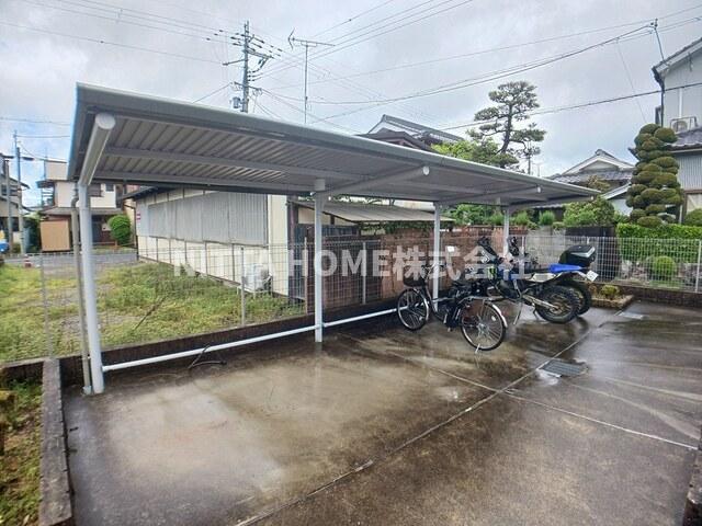 その他設備　敷地内に駐車場や駐輪場があります！